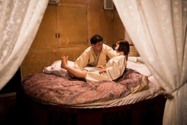 Masayuki Ozaki trong ph&ograve;ng ngủ c&ugrave;ng &ldquo;nh&acirc;n t&igrave;nh&rdquo; b&uacute;p b&ecirc;.