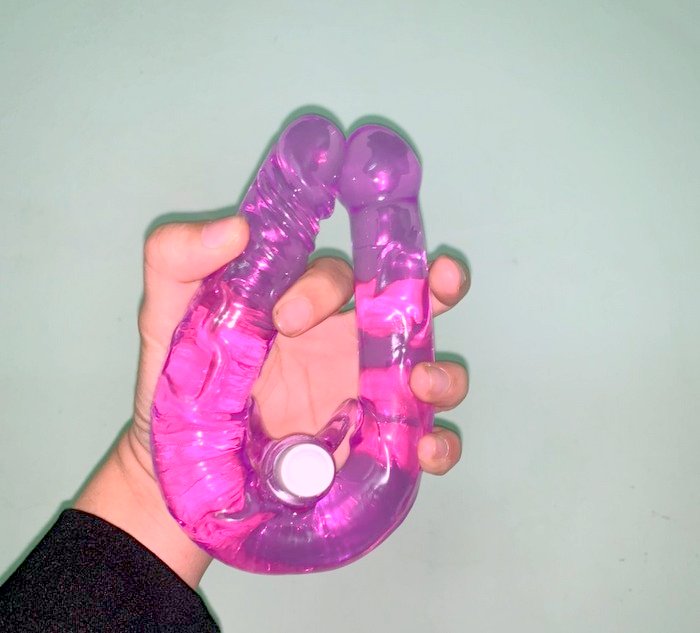 Dương vật giả hai đầu có rung – linh hoạt, mềm mịn, mang lại cảm giác chân thật.