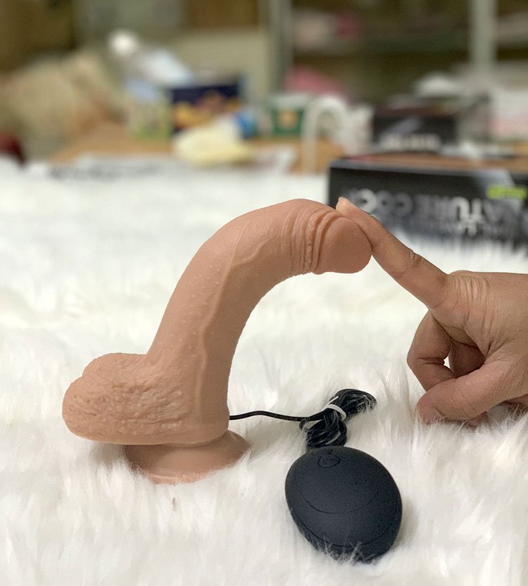 Cận cảnh đầu khấc và thân gân nổi của dương vật Lovetoy có rung.